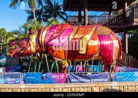 Ein farbenfrohes Modell eines Nashorns im Taronga Zoo, Sydney, Australien, einer der Ausstellungen für das jährliche "Vivid Sydney" Festival Stockfoto