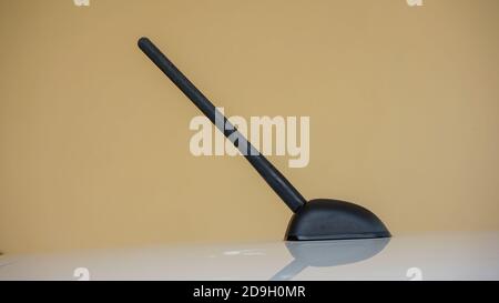 Nahaufnahme von Radioantennen an modernen Autos Stockfoto