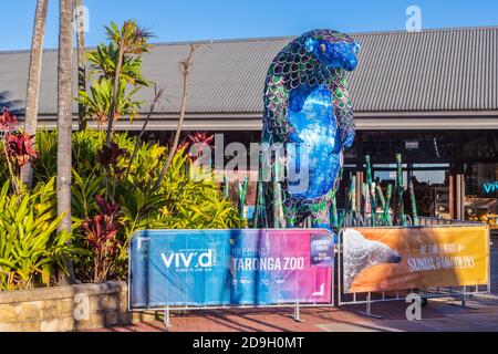 Ein farbenfrohes Modell eines Pangolins (schuppige Ameisenbären), das im Taronga Zoo, Sydney, Australien, während des jährlichen 'Vivid Sydney' Festivals ausgestellt wird Stockfoto