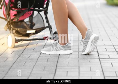 Afroamerikanische Frau mit Kinderwagen im Freien Stockfoto