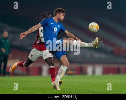 London, Großbritannien. November 2020. Moldes Kristoffer Haugen (R) macht den Ball am 5. November 2020 im Emirates Stadium in London, Großbritannien, beim UEFA Europa League Gruppe B Spiel zwischen Arsenal FC und Molde FK frei. Quelle: Xinhua/Alamy Live News Stockfoto