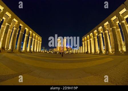 Der Hof von Amenhotep III ist mit dem Hof von Ramsses II durch die Kolonnade verbunden. Das Gericht von Amonhotep III misst 45 Meter (148 Fuß l Stockfoto