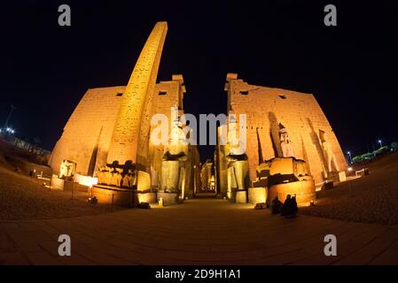 Der ursprüngliche Teil des Luxor-Tempels bestand aus einem großen Peristyle-Hof und einem Komplex von Hallen und Kammern dahinter. In einer Halle ist ein Granit shr Stockfoto