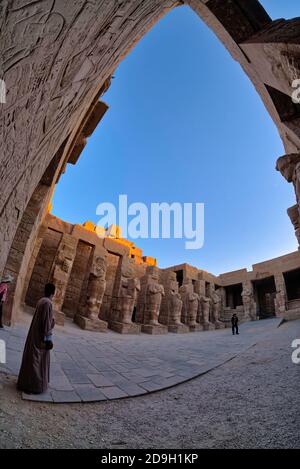 Nur wenige der einzelnen Features von Karnak sind einzigartig, aber die Größe und Anzahl der Features sind überwältigend. Die dargestellten Gottheiten reichen von einigen von Stockfoto