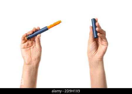 Weibliche Hände mit Spritze für Insulinininjektion auf weißem Hintergrund. Diabetes-Konzept Stockfoto