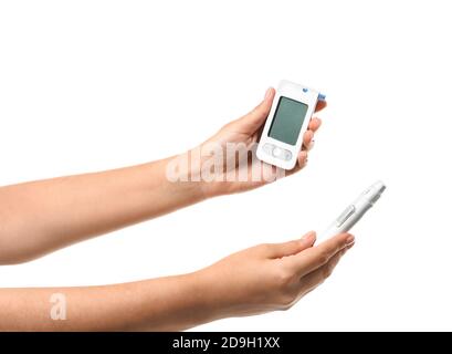 Weibliche Hände mit Glucometer und Lanzettenstift auf weißem Hintergrund. Diabetes-Konzept Stockfoto