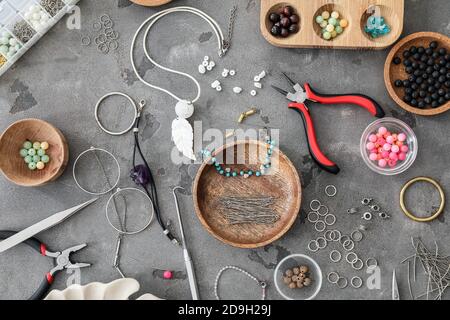 Lieferungen für Schmuck Herstellung auf grunge Hintergrund Stockfoto