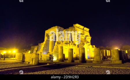 KOM Ombo steht auf einem Vorgebirge an einer Kurve im Nil, am nördlichen Ende des größten Landwirtschaftgebietes südlich von Gebel el-Silsila, zwischen AS Stockfoto