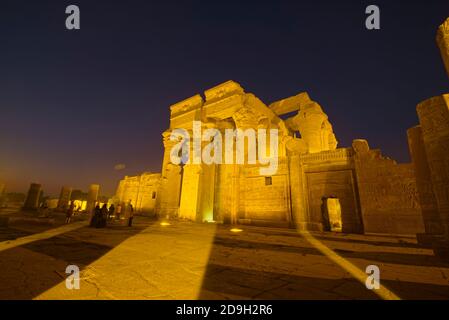 Ein Tor aus der 18. Dynastie wurde jedoch von Champollion in der südlichen Einfassungsmauer gesehen, und verstreute New Kingdom Blöcke wurden auf dem Gelände gefunden. H Stockfoto