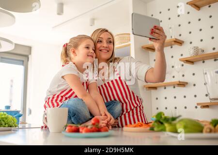 Glückliche Familie nimmt ein Selfie zusammen beim Kochen Stockfoto