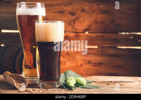 Gläser mit frischem Bier auf Tisch Stockfoto