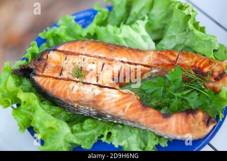 Gebratenes Forellensteak auf Salatblättern Stockfoto