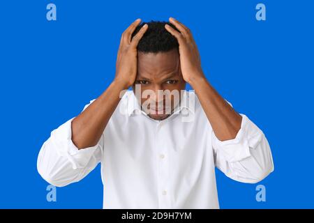 Betont afroamerikanischen Mann auf Farbe Hintergrund Stockfoto