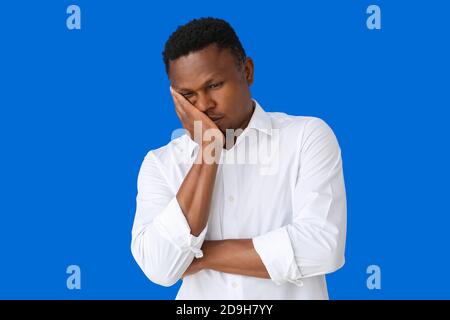 Betont afroamerikanischen Mann auf Farbe Hintergrund Stockfoto