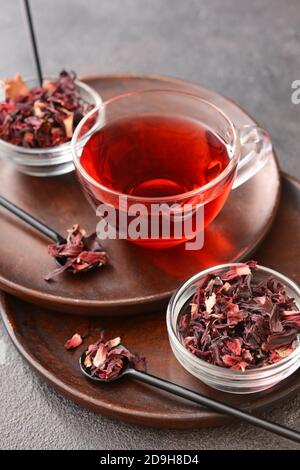 Zusammensetzung mit Hibiskustee auf dem Tisch Stockfoto