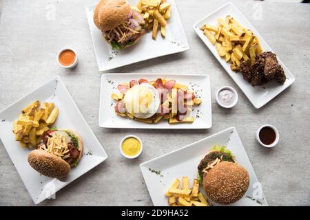 Salchipapas ist ein Fast-Food-Gericht aus Lateinamerika, in den Straßen von Lima, Peru und Kolumbien, Bolivien und Ecuador verkauft. Stockfoto