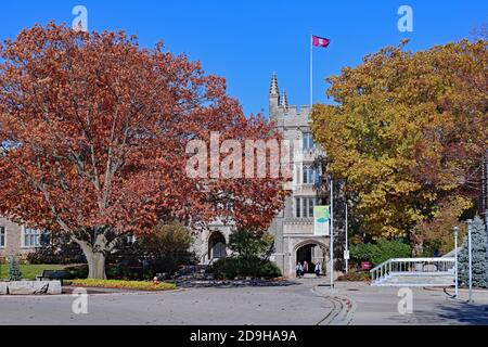 Hamilton, Ontario, Kanada - 4. November 2020: Auf dem Campus der McMaster University gibt es eine Reihe von Steingebäuden im gotischen Stil, die auf das frühe Par datiert sind Stockfoto