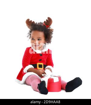 Cute afroamerikanische Baby-Mädchen als Weihnachtsmann und mit Weihnachten gekleidet Geschenk auf weißem Hintergrund Stockfoto