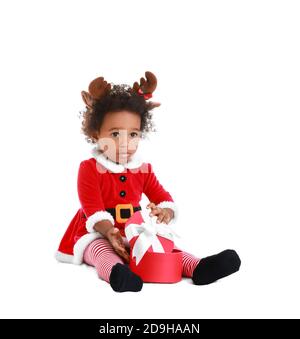 Cute afroamerikanische Baby-Mädchen als Weihnachtsmann und mit Weihnachten gekleidet Geschenk auf weißem Hintergrund Stockfoto