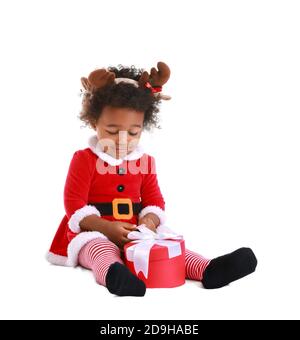 Cute afroamerikanische Baby-Mädchen als Weihnachtsmann und mit Weihnachten gekleidet Geschenk auf weißem Hintergrund Stockfoto