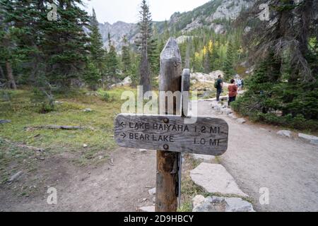 Colorado, USA - 19. September 2020: Zeichen für den Lake Haiyaha und Bear Lake Trails im Rocky Mountain National Park Stockfoto