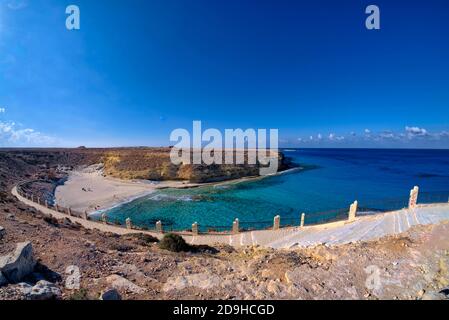 Agiba (Ageeba) bedeutet ‘mArabisch „Wunder“, und Agiba Beach, etwa 24 km westlich von Marsa Matruh, ist genau das. Es ist eine kleine, spektakuläre Bucht, zugänglich Stockfoto