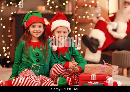 Niedliche kleine Kinder in Elfen Kostüme zu Hause an Weihnachten eve Stockfoto