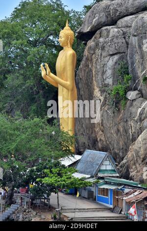 Goldene Buddha Statue, das Wahrzeichen von Hua hin, hoch stehend am Khao Takiab Tempel am Hua hin Strand, Thailand. Stockfoto