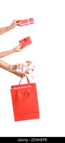 Hände mit Geschenkschachteln und Einkaufstasche auf weißem Hintergrund Stockfoto