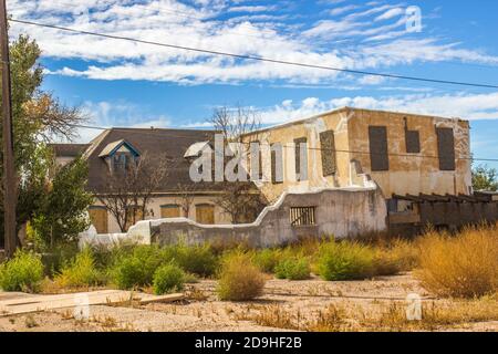 Verlassene Gebäude Mit Vernagelten Fenstern Und Überwucherten Anlagen Stockfoto