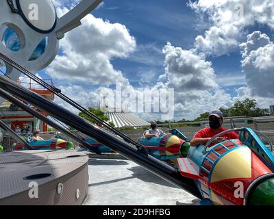 Orlando, FL/USA-7/25/20: Die Aussicht von der Tomorrowland Astro Orbitor Fahrt in Magic Kingdom in Disney World Orlando, Florida. Stockfoto