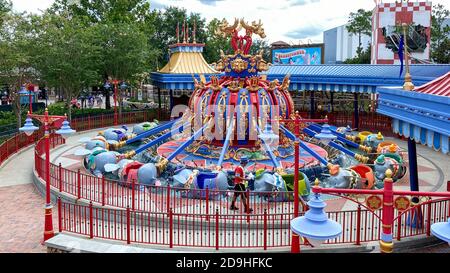 Orlando, FL/USA-7/25/20: Das Fantasyland Dumbo der Flying Elephant Ride in Magic Kingdom in Disney World Orlando, Florida. Stockfoto