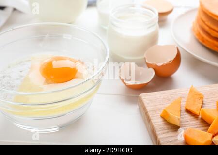 Zutaten für die Zubereitung leckerer Kürbispfannkuchen auf dem Tisch Stockfoto
