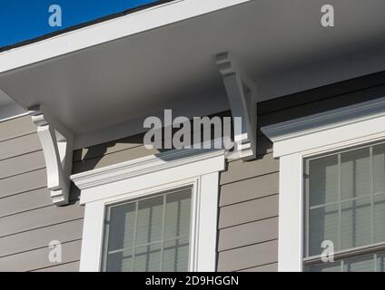 Kunststoff oder Holz Dachdekoration Giebel, Korbel auf einem Neubau Luxus amerikanischen Einfamilienhaus in der Ostküste der USA mit blauem Himmel Hintergrund Stockfoto