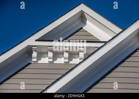 Kunststoff oder Holz Dachdekoration Giebel, Korbel auf einem Neubau Luxus amerikanischen Einfamilienhaus in der Ostküste der USA mit blauem Himmel Hintergrund Stockfoto