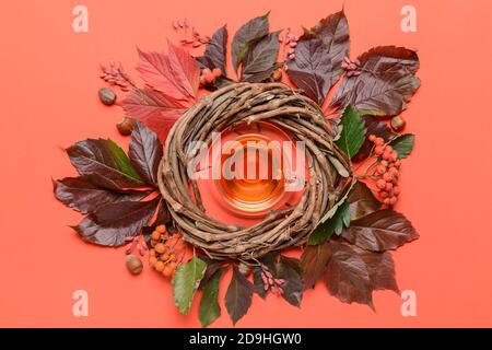 Schöne Herbstkomposition mit einer Tasse Tee auf farbigem Hintergrund Stockfoto