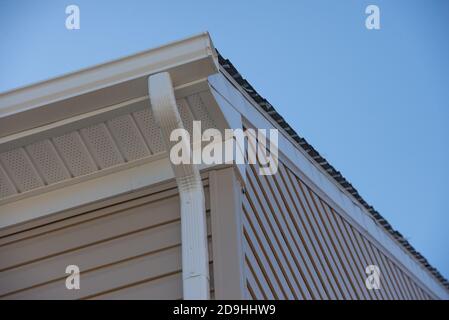 Colonial weiß Rinne Schutzsystem, Faszie, Tropfkante, Soffit bietet Belüftung auf dem Dachboden, mit beigem Vinyl horizontale Abstellgleis Luxus Stockfoto