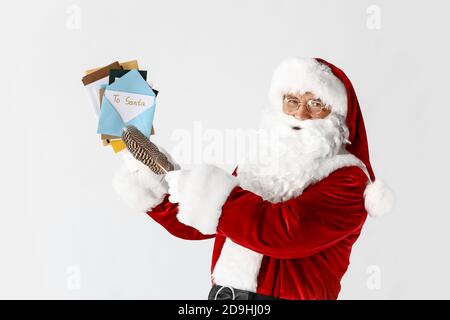 Weihnachtsmann mit Buchstaben auf hellem Hintergrund Stockfoto