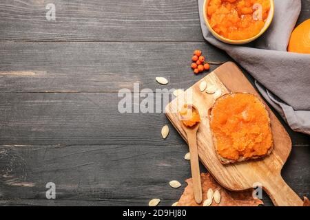 Sandwich mit leckerer Kürbismarmelade auf dem Tisch Stockfoto