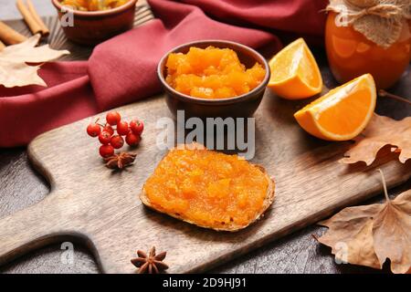 Sandwich mit leckerer Kürbismarmelade auf dem Tisch Stockfoto