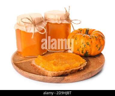 Gläser leckere Kürbismarmelade mit Sandwich auf weißem Hintergrund Stockfoto