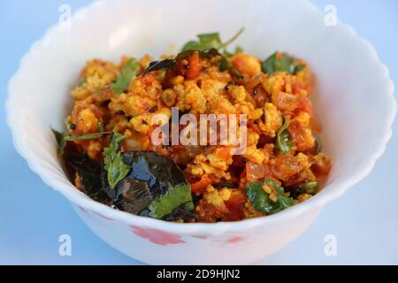 Paneer Bhurji oder Burji ist ein beliebter und köstlicher Norden Indisches Frühstück oder Curry aus zerbröseltem Paneer (Indian Cottage Cheese) Stockfoto