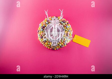 Weihnachtskranz Dekoration mit glitzernden kleinen Kugeln und silbernen Hirsch Kopf Figur innen Stockfoto