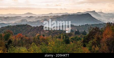 Herbstlicher Morgen auf den Hügeln in der Landschaft von Bologna. Panoramalandschaft. Sasso Marconi, provinz bologna, Emilia und Romagna, Italien. Stockfoto