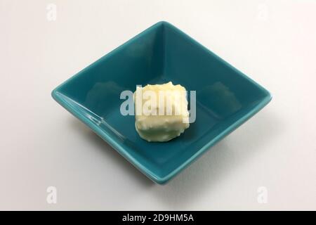 Gekochte Milch und Schokoladenkuchen Snack in blauen Süßigkeiten Gericht In weißem Hintergrund Stockfoto
