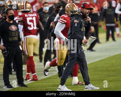 Santa Clara, CA, USA. November 2020. San Francisco 49ers Cheftrainer Kyle Shanahan ruft nach San Francisco 49ers-Eckpfeiler Jason Verrett (22) wird im zweiten Quartal bei einem Spiel im Levi's Stadium am Donnerstag, 5. November 2020 in Santa Clara zur Passinterferenz für den Green Bay Packers Wide Receiver Davante Adams (17) aufgerufen. Quelle: Paul Kitagaki Jr./ZUMA Wire/Alamy Live News Stockfoto