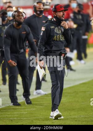 Santa Clara, CA, USA. November 2020. San Francisco 49ers Cheftrainer Kyle Shanahan ruft nach San Francisco 49ers-Eckpfeiler Jason Verrett (22) wird im zweiten Quartal bei einem Spiel im Levi's Stadium am Donnerstag, 5. November 2020 in Santa Clara zur Passinterferenz für den Green Bay Packers Wide Receiver Davante Adams (17) aufgerufen. Quelle: Paul Kitagaki Jr./ZUMA Wire/Alamy Live News Stockfoto