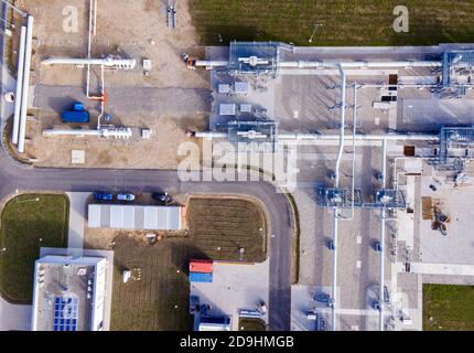 Lubmin, Deutschland. November 2020. An der Schweinestation für die Ostsee-Pipeline Nord Stream 2 in der Gaslandeanlage arbeiten Monteure. (Luftaufnahme mit Drohne) ursprünglich sollte die Pipeline für Erdgas aus Russland Ende 2019 in Betrieb gehen. Fast acht Milliarden Euro wurden bereits in die Pipeline investiert. Derzeit fehlen noch 150 der 2,360 Kilometer langen Doppelstrang der deutsch-russischen Erdgaspipeline Nord Stream 2. Quelle: Jens Büttner/dpa-Zentralbild/dpa/Alamy Live News Stockfoto