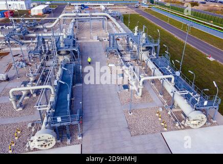 Lubmin, Deutschland. November 2020. An der Schweinestation für die Ostsee-Pipeline Nord Stream 2 in der Gaslandeanlage arbeiten Monteure. (Luftaufnahme mit Drohne) ursprünglich sollte die Pipeline für Erdgas aus Russland Ende 2019 in Betrieb gehen. Fast acht Milliarden Euro wurden bereits in die Pipeline investiert. Derzeit fehlen noch 150 der 2,360 Kilometer langen Doppelstrang der deutsch-russischen Erdgaspipeline Nord Stream 2. Quelle: Jens Büttner/dpa-Zentralbild/dpa/Alamy Live News Stockfoto