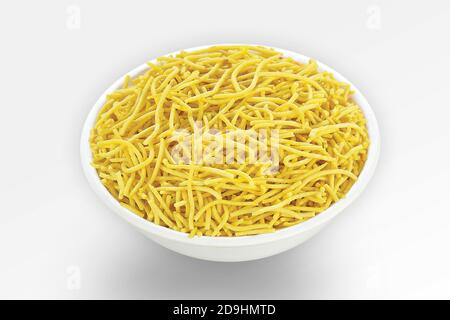 besan sev, traditionelle indische gujrati Tee Zeit Snack Lebensmittel nameen Nylon sev oder vermicelli braten Nudeln aus Kichererbsenmehl oder Besan, Beutel Verpackung, stree Stockfoto